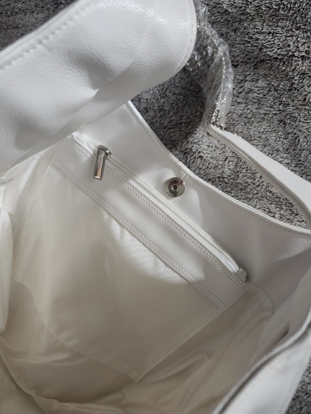 White Minimalist Hobo Handbag Chainlink Style Handle Detail - Picture 6 of 6